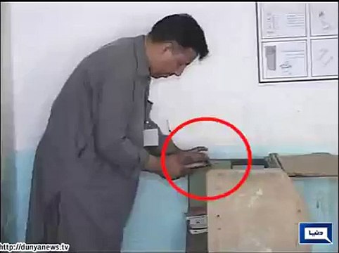 Dunya News - Mardan: Election rules violated as voters click pictures of ballots with mobile phones