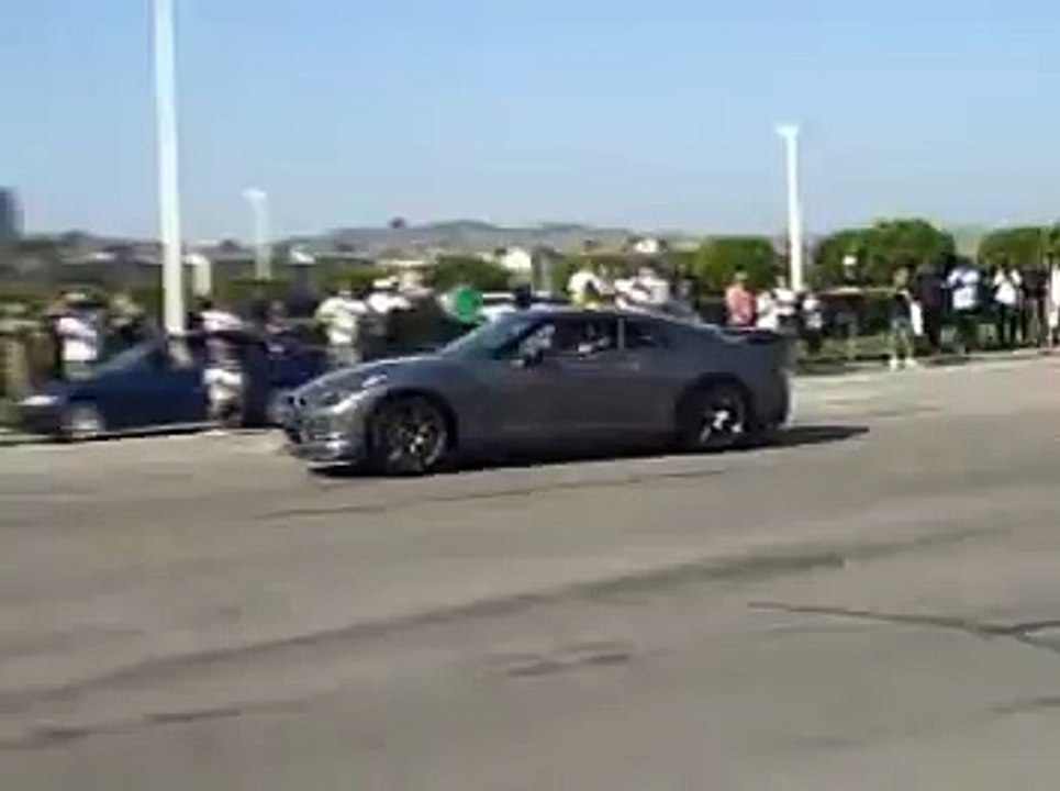 Nissan GTR R35 Lauch and Bugatti Veyron