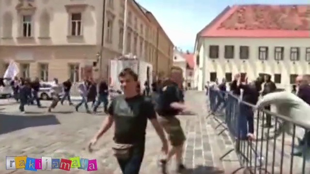 Preskakanje barikada ispred crkve sv. Marka