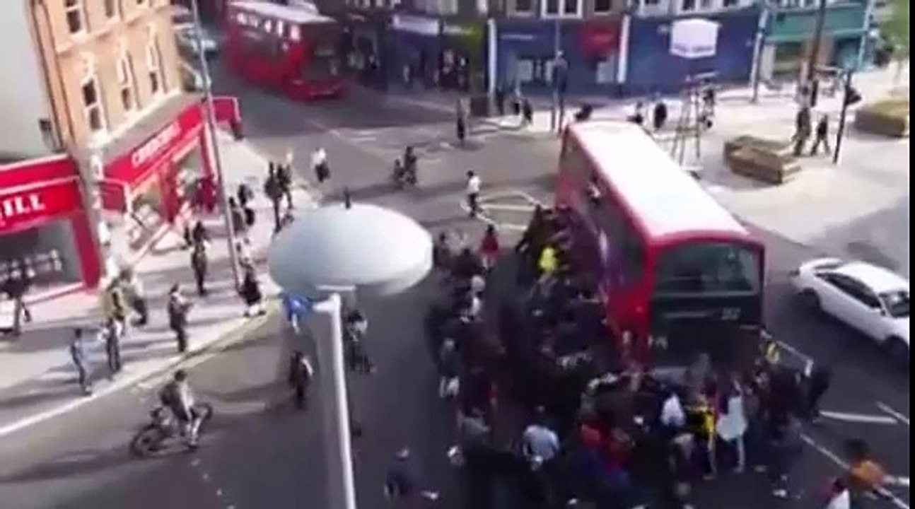 LONDON'S PEOPLE TO LIFT THE BUS OFF CYCLISTS CRUSHED LEG IN Walthamstow