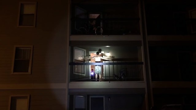 Un mec sous drogues aux USA crie dieu est vrai et se fait arrêter par la police à son balcon!