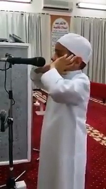 Ey MaşaAllah! Çocuktaki sese bakar mısınız?Ezanı muhteşem okuyor...