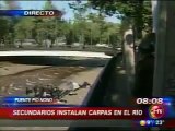 Estudiantes en el río Mapocho son desalojados por Carabineros