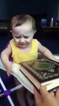 Kur'an-ı Kerim'in açık kalmasını isteyen bebek :) MaşaAllah!Aslında büyük-küçük herkes böyle olsa ne güzel olurdu değil mi?Ne raflarda tozlanırdı, ne de unutulurdu... Okumadan huzursuz olur, okuyunca mutlu olurduk...