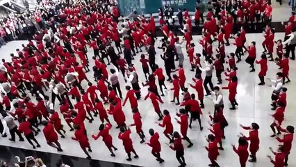 Cathay Pacific Flash Mob Hong Kong Airport Christmas Xmas Flash Mob Dance 2013