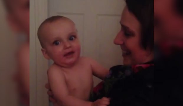 Un bébé rencontre la sœur jumelle de sa mère