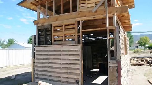 Pallet shed with light clay wood chip insulation - video ...