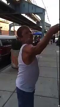 Homme fait tourner son bras dans la rue