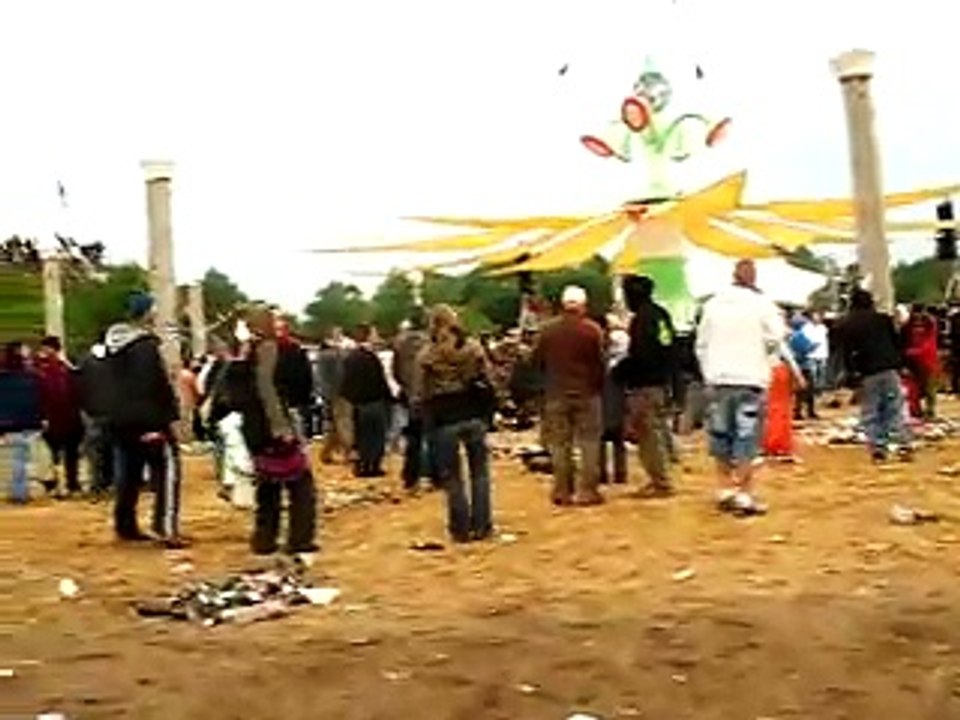 FUSION FESTIVAL 2008 (frisch aufgestanden und gefrühstückt haben sie auch alle ;-).