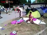 Deux mecs bourrés montent une tente dans un festival ... A mourir de rire.