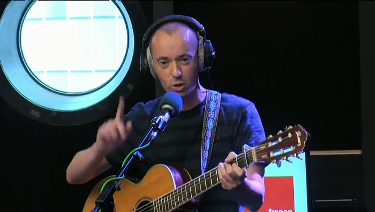 "Quiches, tartes et crétins" : la fête des voisins chantée par Frederic Fromet