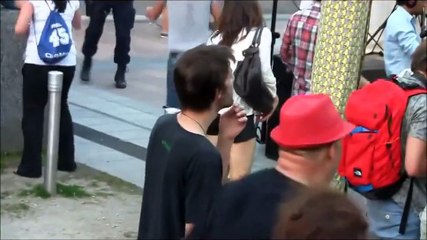 Un policier danse avec le public pendant un concert