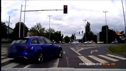 Audi RS6 se fait percuter par un tram