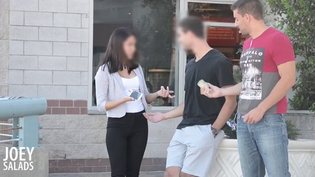 Un homme offre de l'argent pour passer la nuit avec la femme d'un inconnu