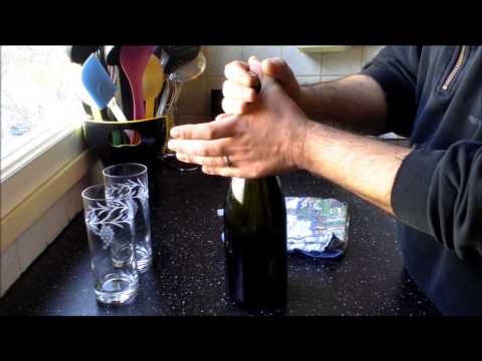Astuce pour ouvrir une bouteille de champagne secouée HD