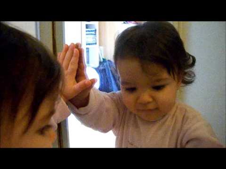 bébé découvre le miroir - bebê descobre o espelho