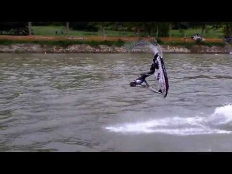 Salto en jet-ski / Salto mortal com jet-ski HD
