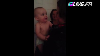 Un bébé rencontre la soeur jumelle de sa mère