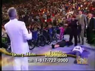 Benny Hinn Prie pour son fils