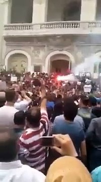 الأن بشارع بورقيبة بصوت واحد : وينو بترولي وينو وينو بترولي وينو… بوشماوي تسرق و الشعب ربي يعينو … تونس برجالها ايحاربو