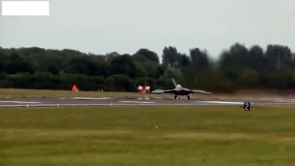 급속도로 이륙하는 미국의 F-22 랩터.