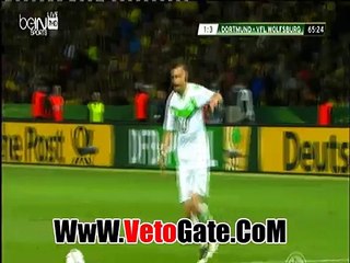 لاعب بروسيا دورتموند ينقذ مرمى امام فولفسبورج