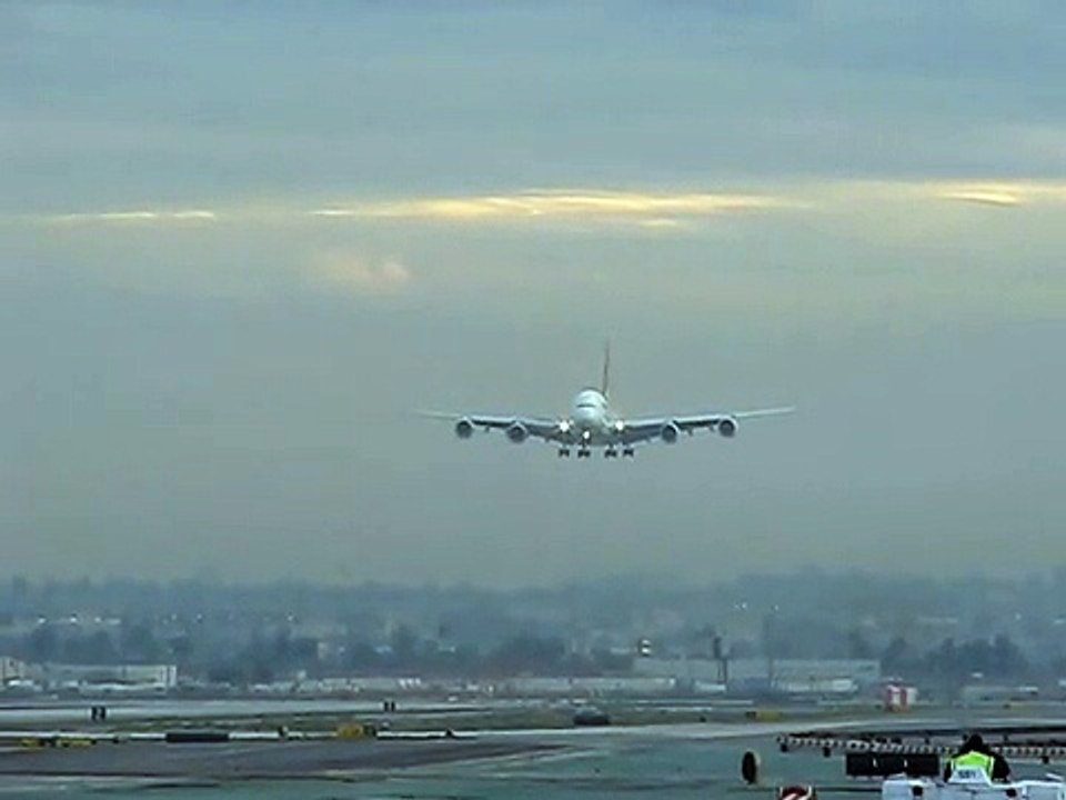 Qantas A380 landing at LAX