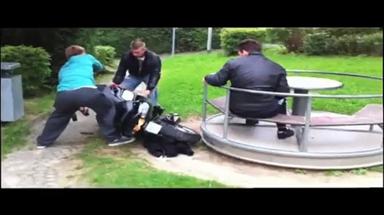 Accident ! Un tourniquet, une mobylette (et un homme volant).