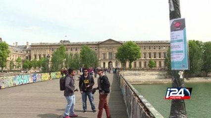 باريس تستعد لازالة "أقفال الحب" عن أحد جسورها
