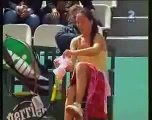 لاعبة تنس مشهورة تغير ملابسها الداخلية أمام الجميع  بالفيديو