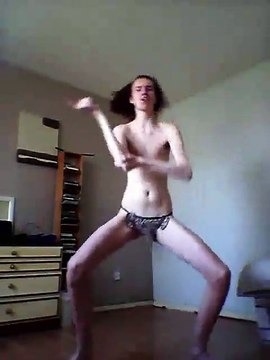 Un jeune homme danse en string éléphant dans sa chambre