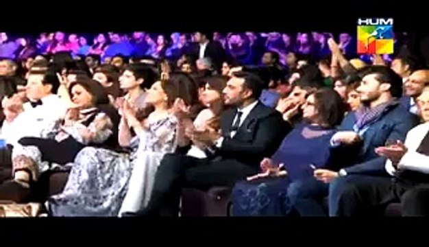 Check the Reaction of Mahira Khan When Saba Qamar Won Best Actress Award @ Hum Tv Awards