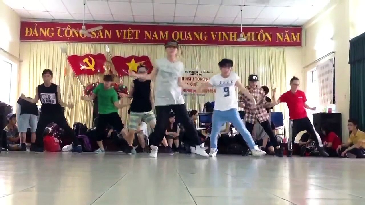 Học sinh nhảy Nắng ấm xa dần cực đỉnh