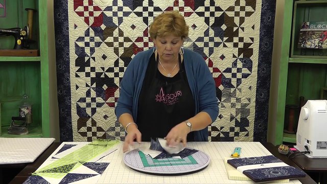 The Disappearing Hourglass 2 Quilt: Easy Quilting Tutorial with Jenny Doan of Missouri Star Quilt Co