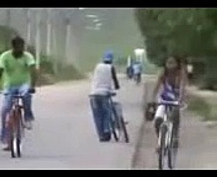 Bebado engraçado empurrando bicicleta humor