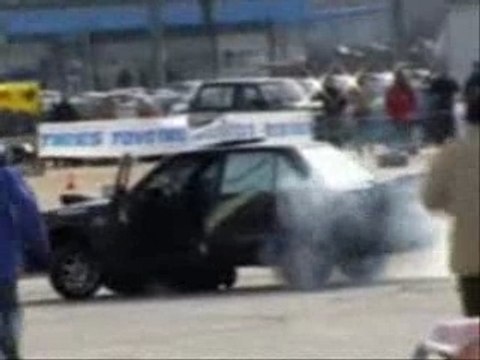 Regis fait le cake devant ses potes