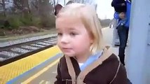 Küçük Kız İlk Defa Tren Görüyor - YouTube