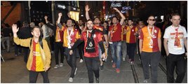 Galatasaraylı taraftarlar şampiyonluğu Taksim'de kutladı
