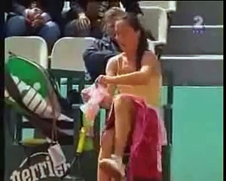 Jelena Jankovic change sa culotte en plein match