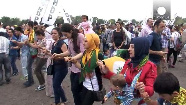 Прапори і гасла: політичні козирі останнього тижня до виборів у Туреччині