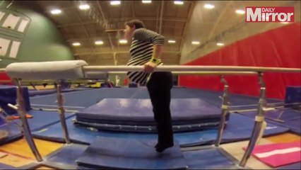 Woman shows off her incredible gymnastic skills while 35 weeks pregnant with twins