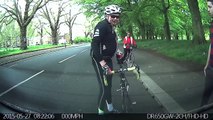 Un cycliste tête en l'air se prend une voiture garée en pleine face