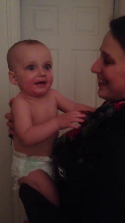 Un bébé de 10 mois rencontre la soeur jumelle de sa maman : petit bug!!!