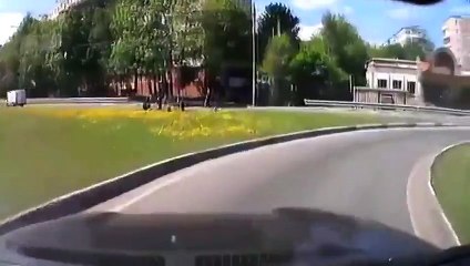 Küçük çocuk birden yola çıkınca...