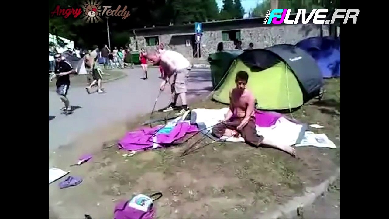 Deux mecs bourrés tentent de monter une tente