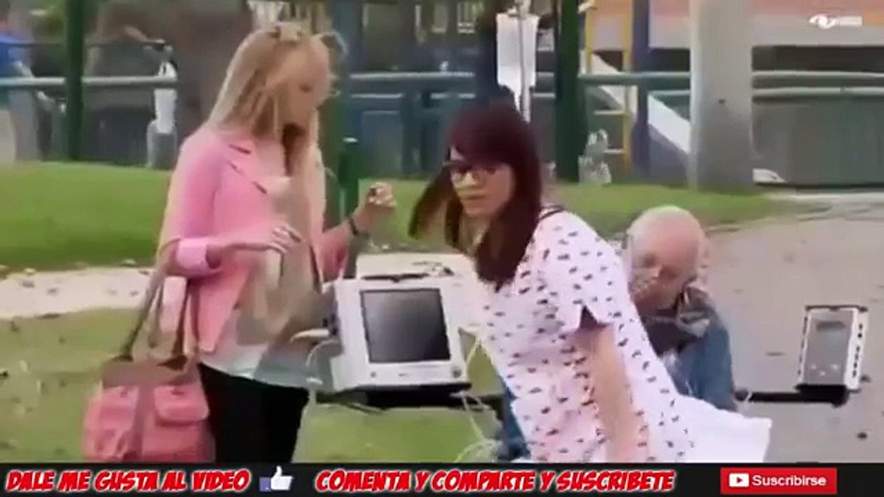 Mejores-vdeos-de-Risa-2015--Minifalda-y-Viejito-pervertido--Videos-de-bromas-pesadas-y-Risas-2015