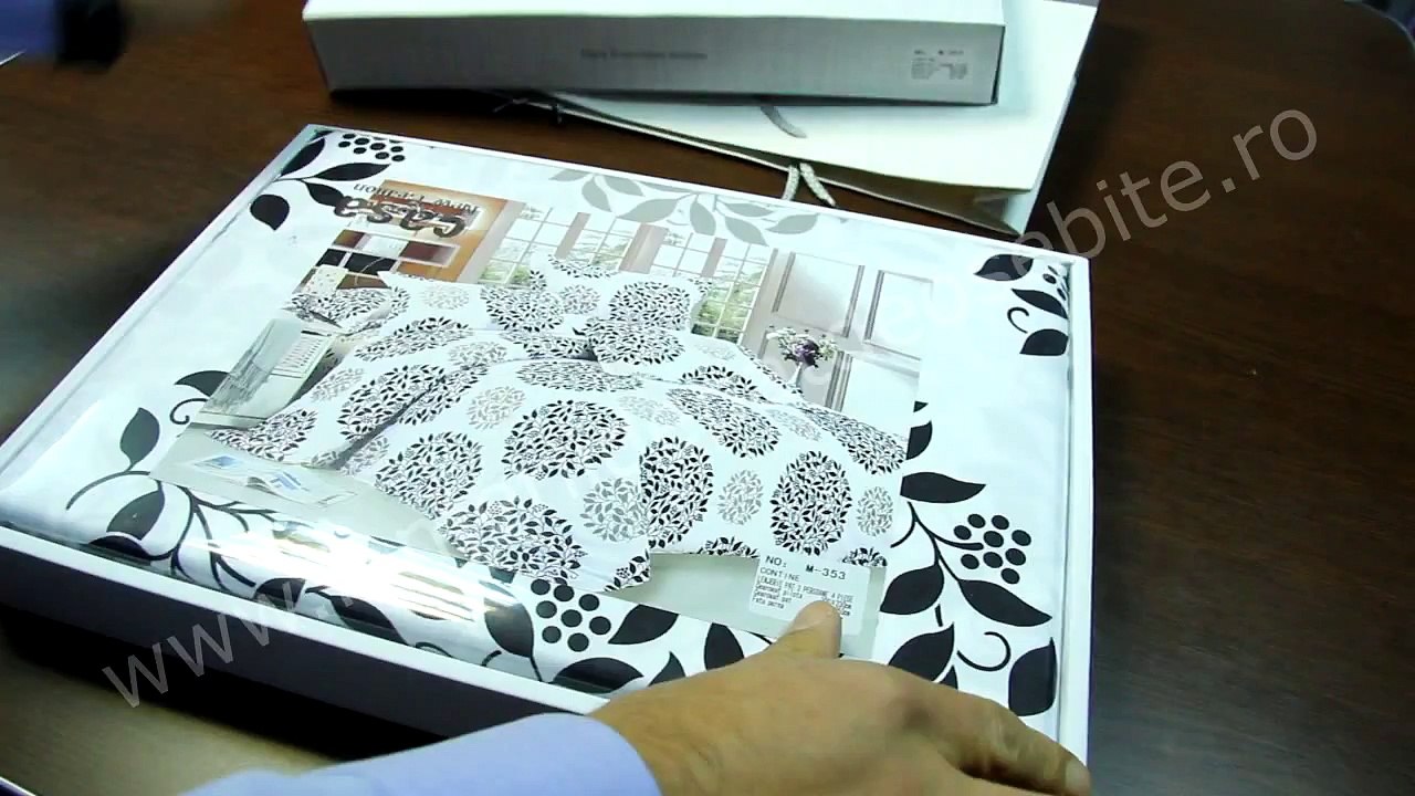 Lenjerii de pat cu flori alb si negru