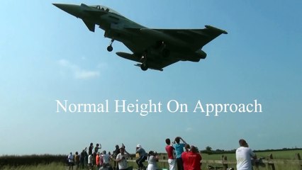 Un avion de chasse frôle la foule en atterrissant
