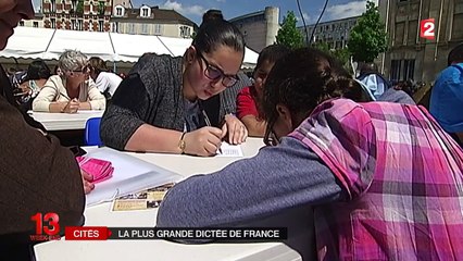Saint-Denis : une dictée géante sur la place du marché