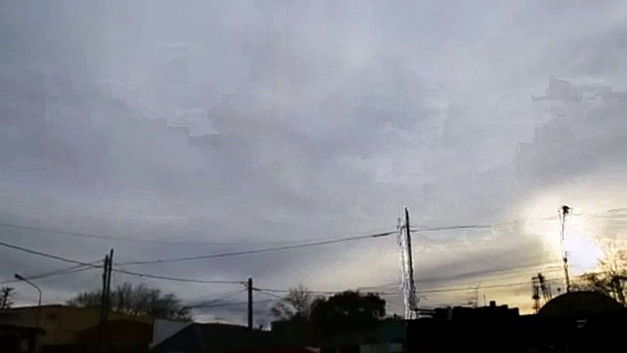 Avistamiento extraño anillo de humo negro en el cielo